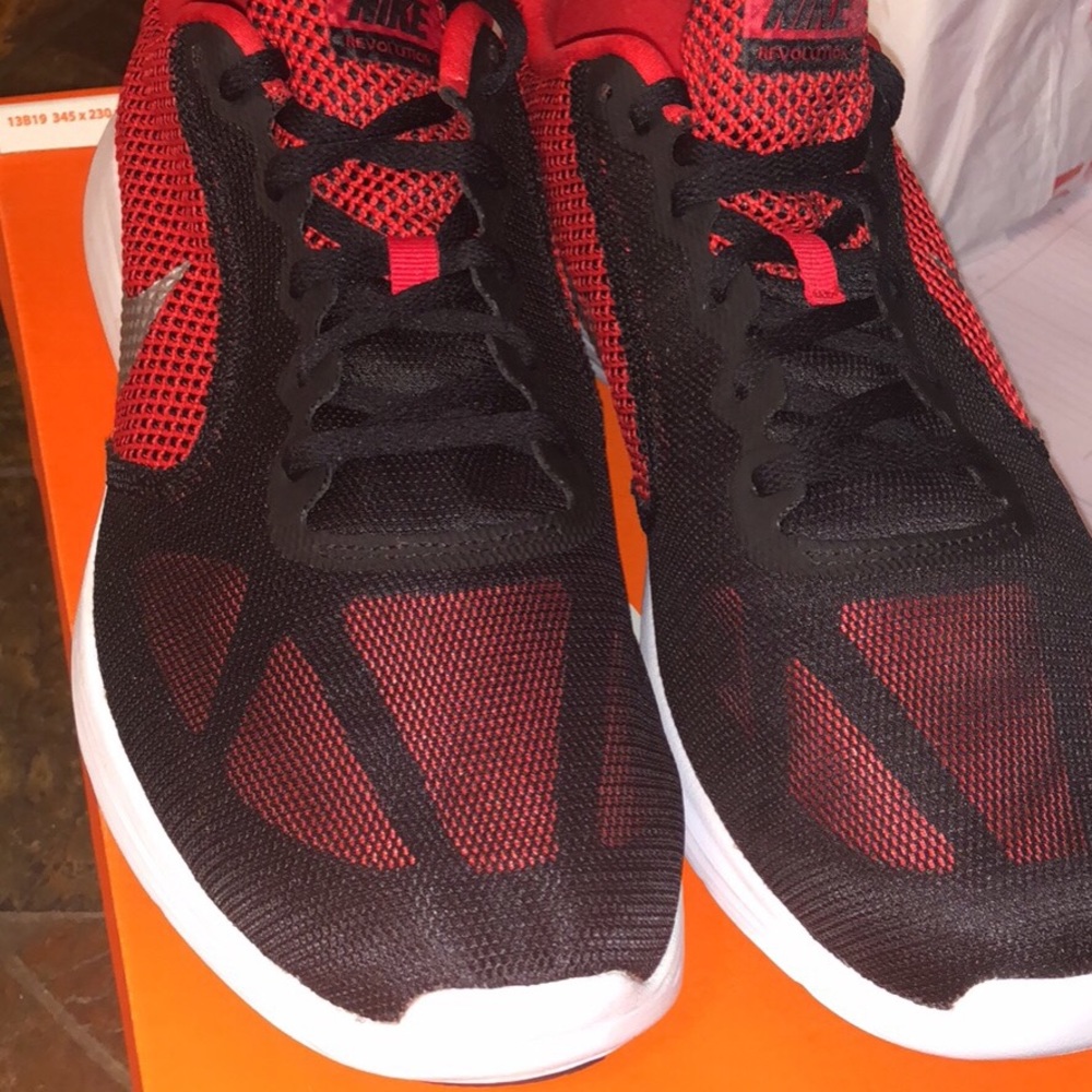 Nike revolution 3